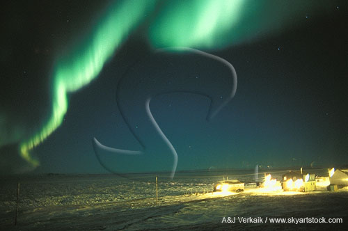 A snaking band of bright green northern lights