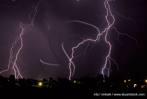 Lightning bolts with hairy filaments