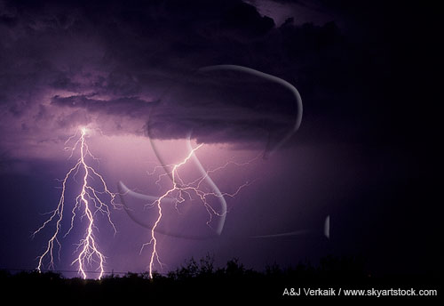 Cloud-to-ground lightning with many fine filaments