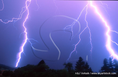 Ribbon lightning: first return stroke sharp, the rest blurred by motion
