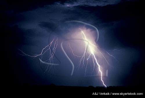 Superbolt: highly electric lightning with sprays of fine filament