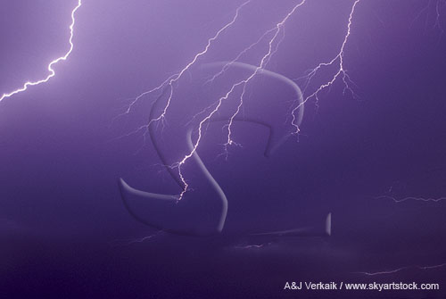 Fingers of air discharge lightning (cloud-to-air)