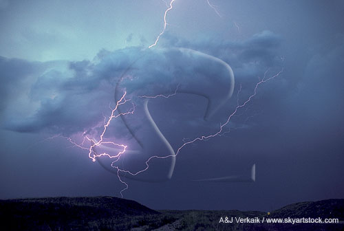 Rare cloud-to-cloud lightning with closed loop at twilight