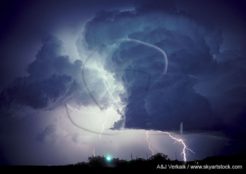 Cloud type, Cb: Cumulonimbus cloud with lightning discharges