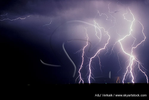 Highly electric cloud-to-ground lightning bolts with fine hairs
