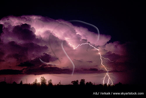 Cloud types, Cb: Cumulonimbus cloud bank with lightning
