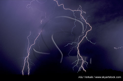 Close, jagged lightning bolts with fine channel detail.