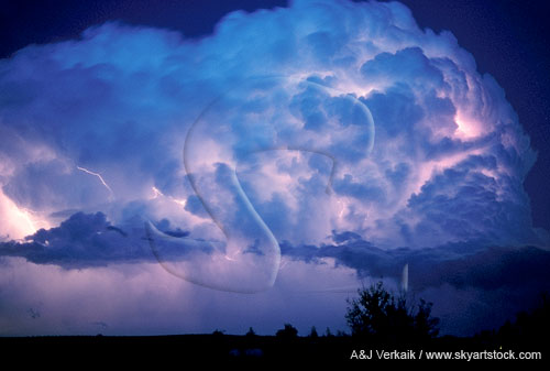 Cloud type, Cb: close-up of storm cloud with lightning and skylight