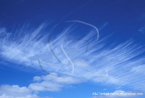 Abstract cloud texture with fine streaks and puffs of cloud