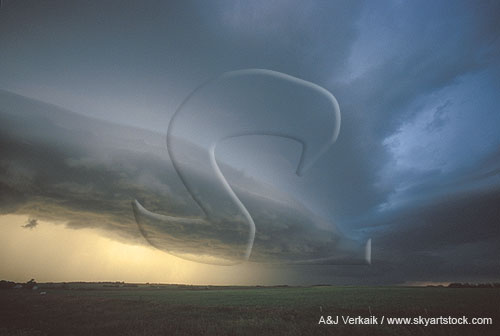 An eerie light and smoothly sculpted Arcus cloud