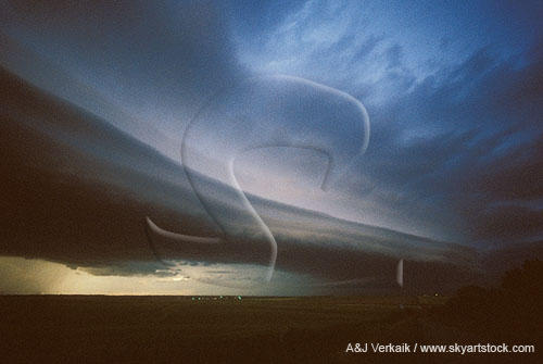 An Arcus cloud with laminar appearance precedes a squall line