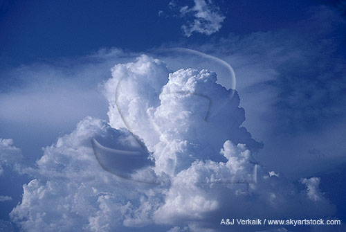 A dreamy cloak surrounds boiling heavenly clouds