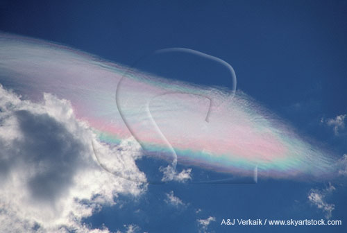 Iridescence on a cloud’s edge due to uniform droplet sizes