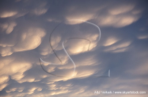 Mammatus clouds with elongated pouches