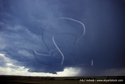 Supercell thunderstorm cloud features: rotating wall cloud