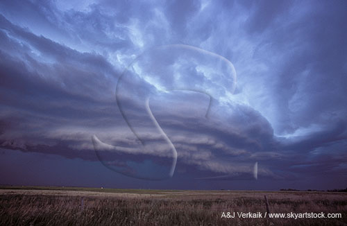 A multi-layered shelf cloud (Arcus) with a loose wave-like pattern