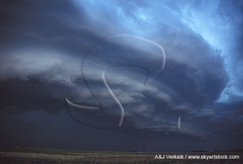 Complex shelf cloud structure along a vertically stacked Arcus cloud