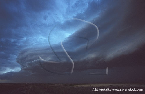 Large-scale waves or lobes along the front edge of a gust front