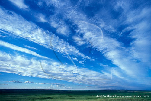 Cloud type, Ac: high Altocumulus cloud in strong jet stream winds