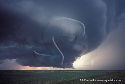 Rotating thunderstorm cloud example: supercell with rain and hail