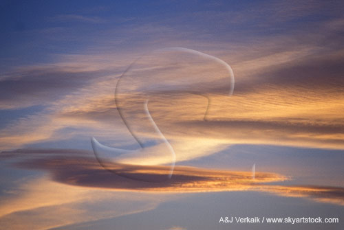 A smooth harmonious flow of cloud spears in a golden sunset