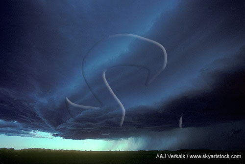 Forward propagation of a severe storm shown in its thick shelf cloud