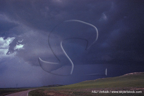 A circular wall cloud (collar cloud) with a tornado funnel