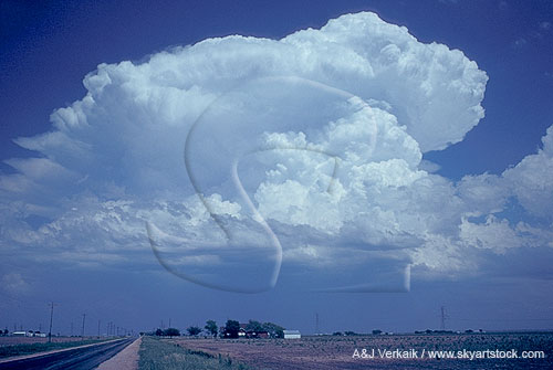 Explosive development of Cumulonimbus cloud on the dryline
