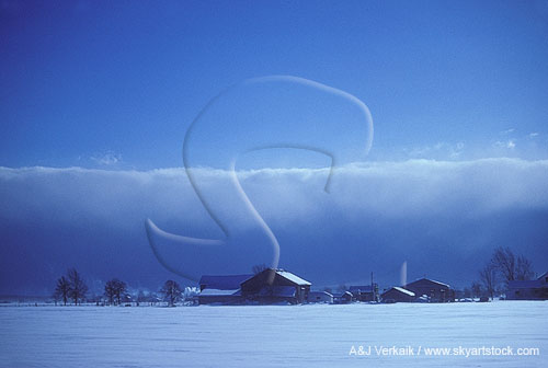 Lake-effect snow streamer cloud bank