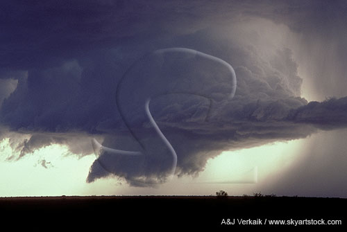 Circular wall cloud and beaver tail on storm