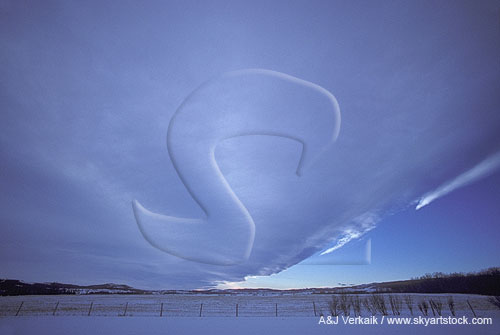 Cloud type: Altostratus chinook arch cloud in mountain lee wave