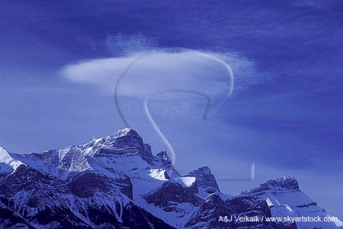 Lenticular wave cloud above a mountain peak