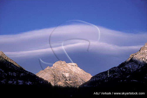 Flowing layers of mountain wave cloud