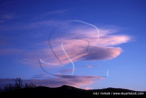 Rare stationary wave cloud over mountains