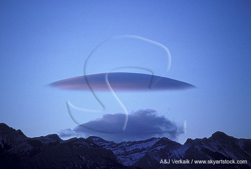 A rare perfect lenticular cloud with rotor: order and chaos in harmony