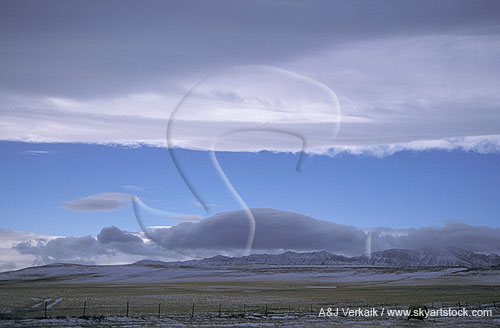 Chinook arch lee wave with high and low cloud layers