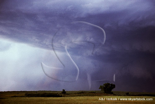Tornadic supercell features in an overview with distant tornado