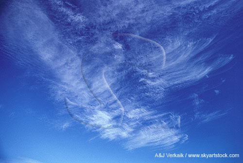 Clouds with very fine streaks and ripples 