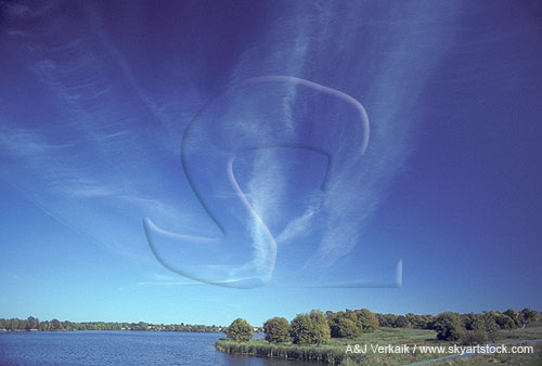 Cloud types, Cc: Cirrocumulus cloud streak above a small lake