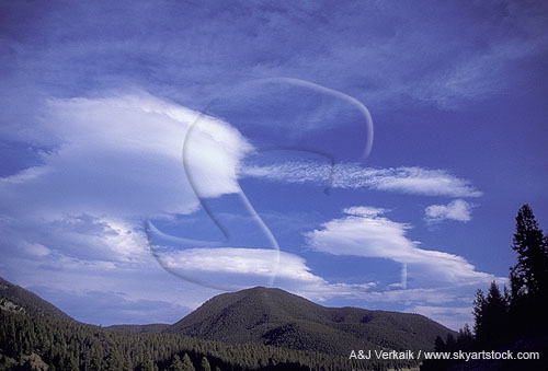 Cloud type, Acl: deep lenticular cloud (disk-shaped wave clouds)