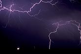 Jagged lightning discharges with a horizontal branch